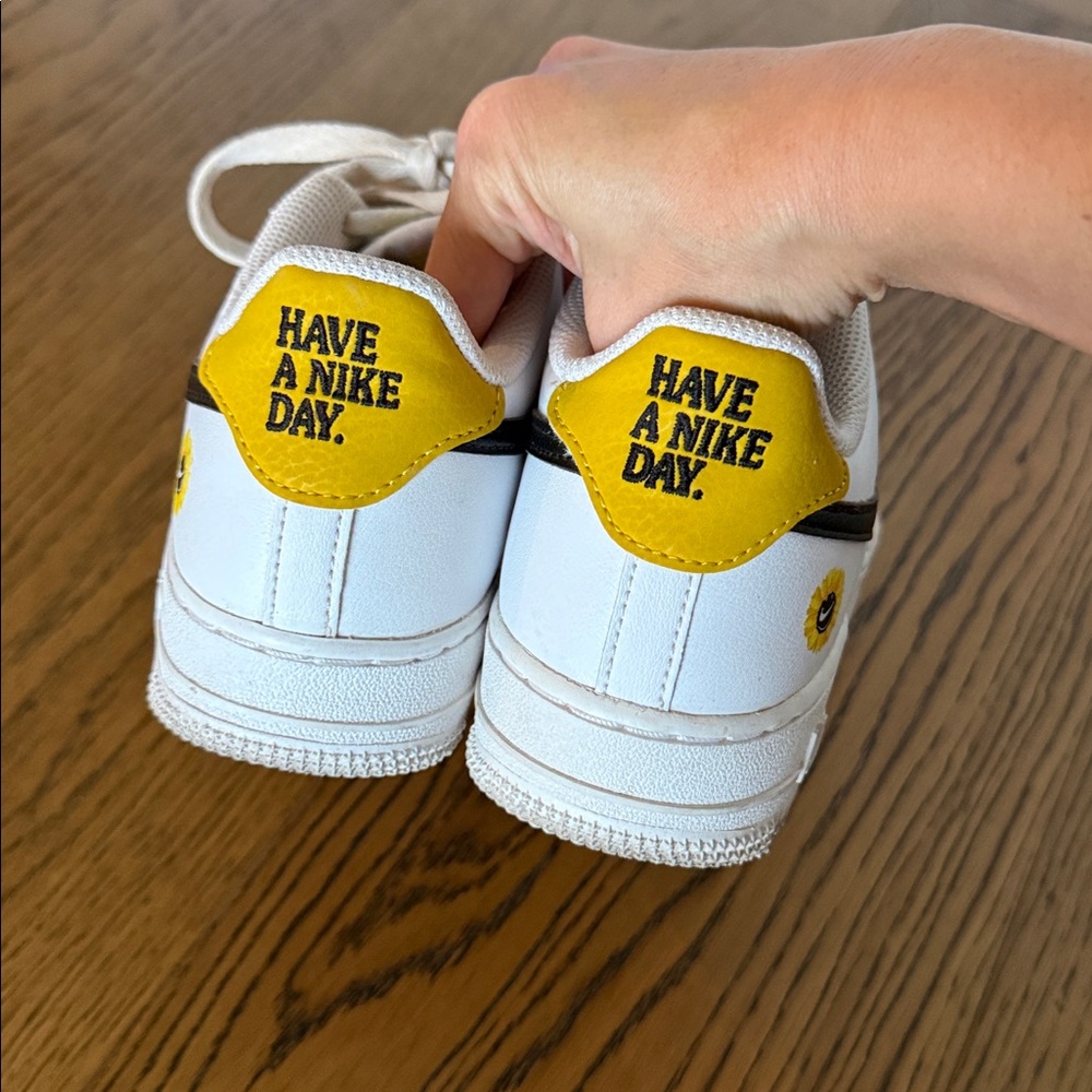 Nike Kids Air Force 1LV8 size 5Y - Picture 3 of 8